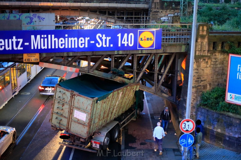 Wieder mal LKW unter Bruecke Koeln Deutz Deutz Muelheimerstr AK P04.JPG